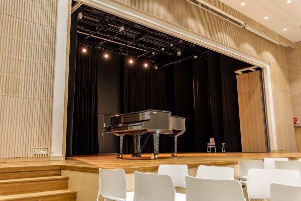 Uuden koulu- ja kulttuurikeskuksen auditorio