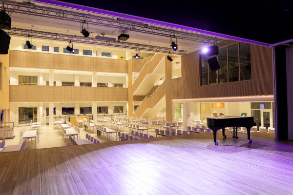 Uuden koulu- ja kulttuurikeskuksen auditorio