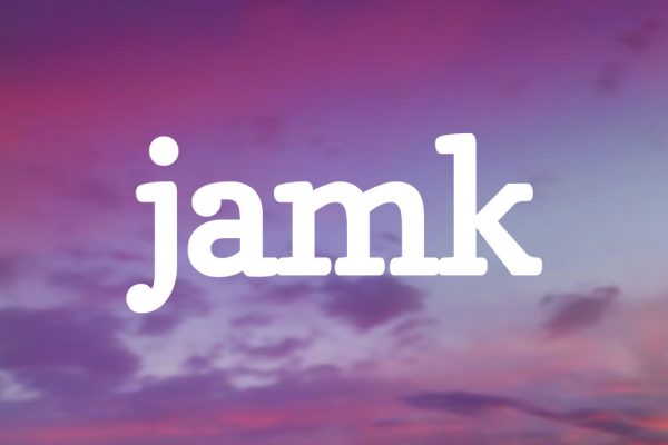 Jamk logo, iltataivas taustalla