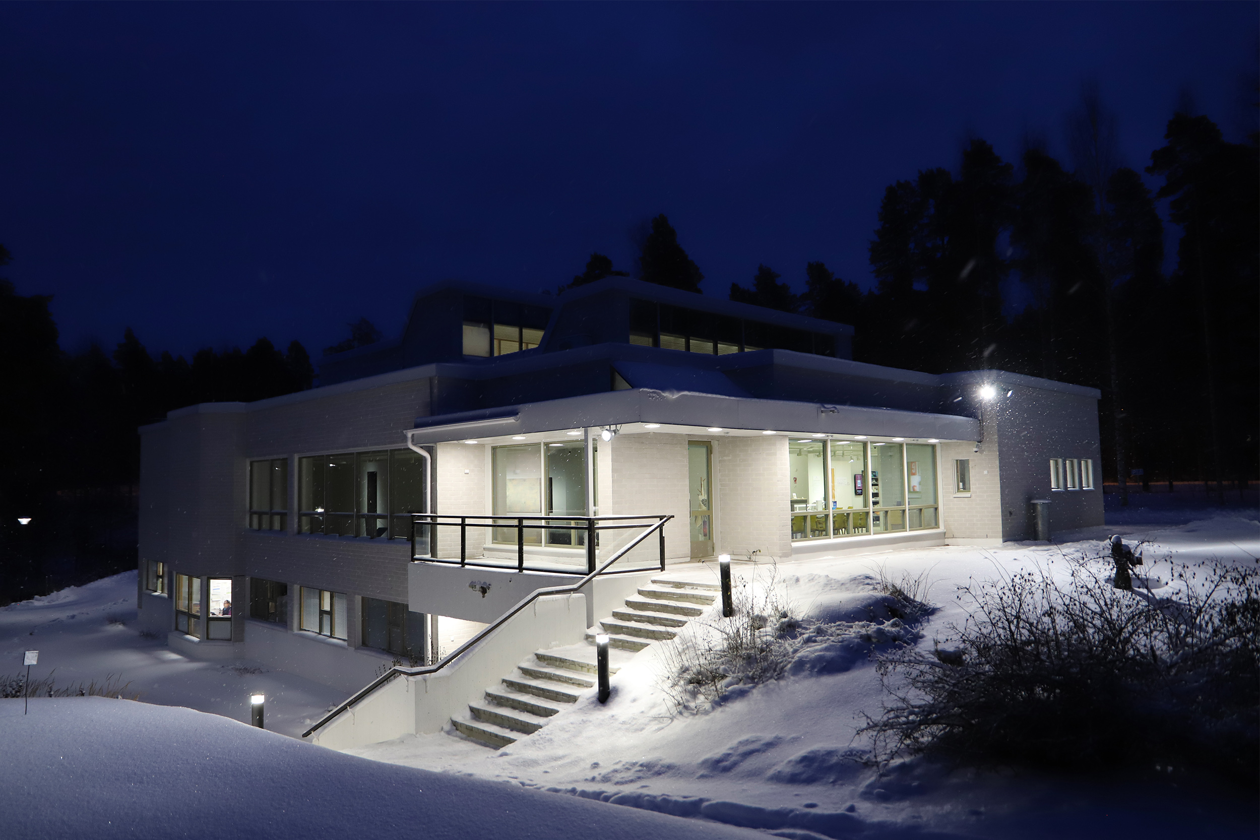 Saarijärven museon päärakennus ilta-aikaan talvella. Kuva: Saarijärven museo, Janne Timperi.