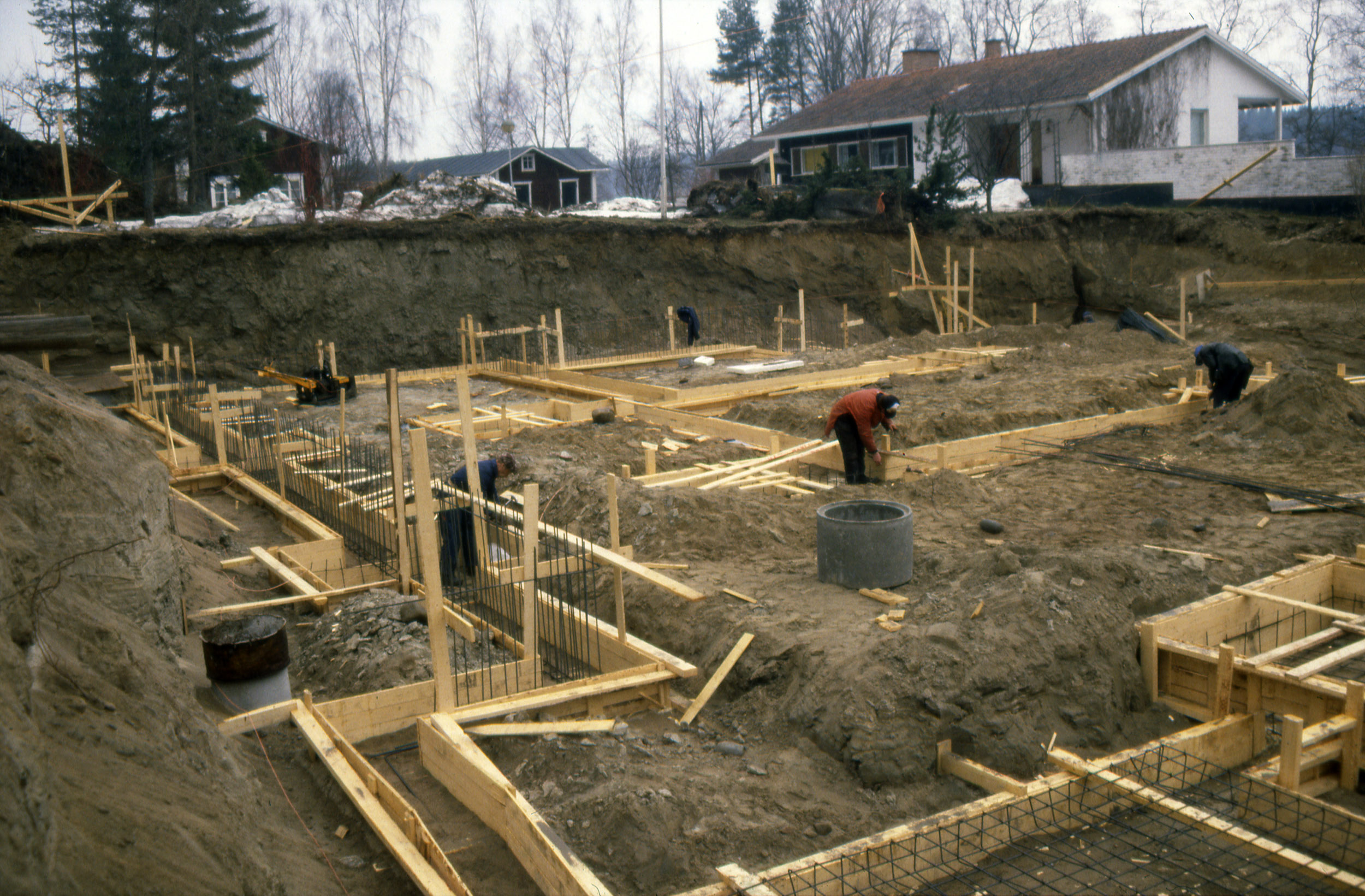 Saarijärven museon päärakennuksen rakennustyömaan raudoitusvaihe 6.5.1988. Kuva: Saarijärven museo, Veijo Nisonen.