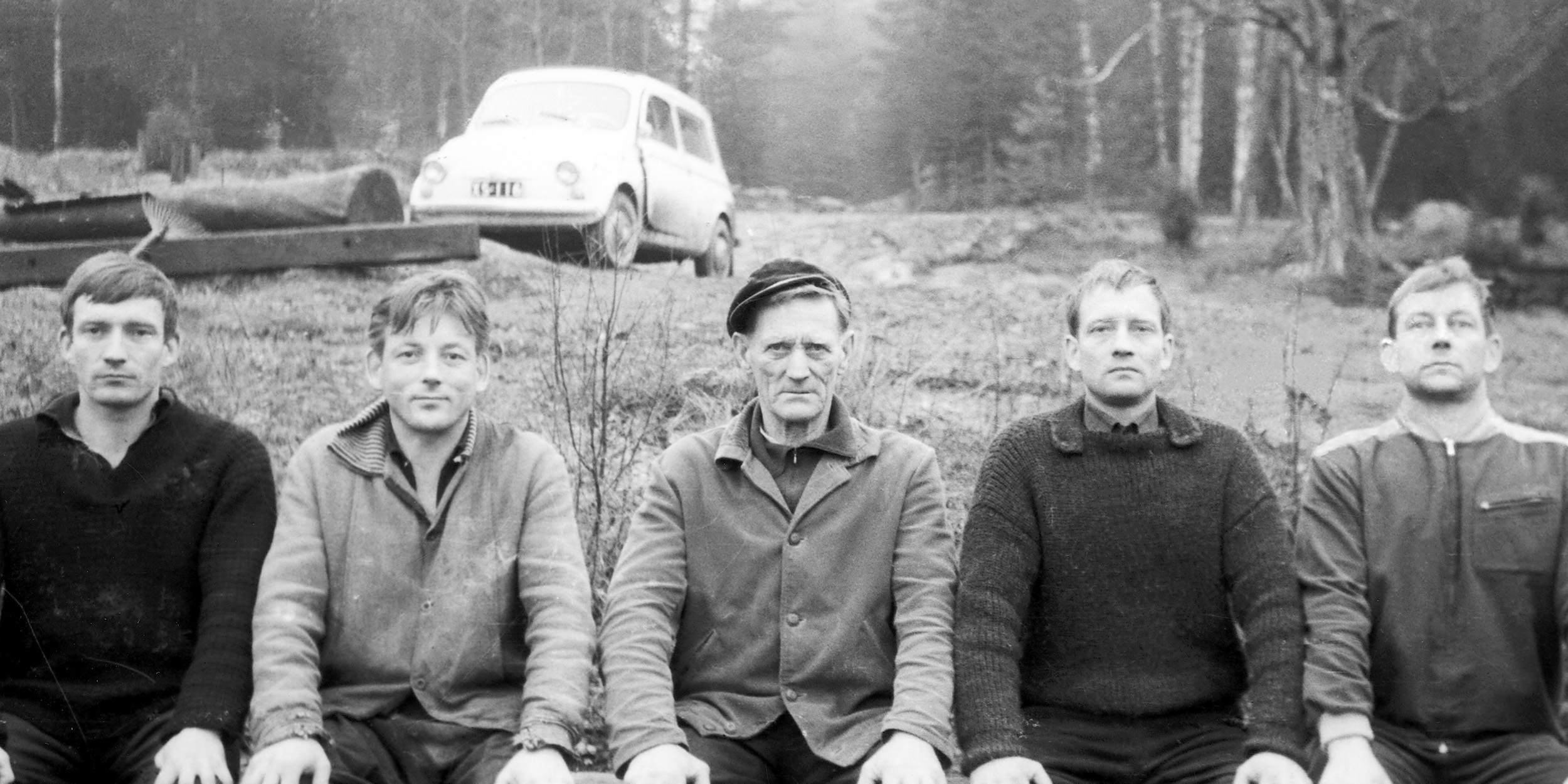 Tapperin taiteilijaveljekset, vasemmalta Yrjö, Kain, Harri ja Marko sekä keskellä isä-Vihtori kotitilallaan Juholassa 1960-luvulla. Kuva: Saarijärven museon kuva-arkisto.