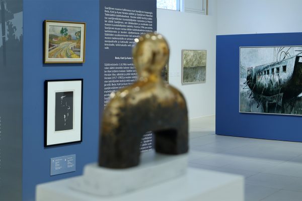 Luovuutta luonnostaan – Saarijärven kuvataiteen perusnäyttely Saarijärven museon Autere-salissa. Etualalla Arvo Siikamäen pronssi-marmoriveistos Käskynhaltija 2/3. Vasemmalla Yrjö Hakalan öljymaalaus Majakosken silta ja Frans Toikkasen serigrafia Yön juoksija. Oikealla öljy- ja akryylimaalaukset Kerttu Kuikanmäeltä (Näin Saarijärven näin) ja Samuli Heimoselta (Aavelaiva). Kuva: SM / JT.