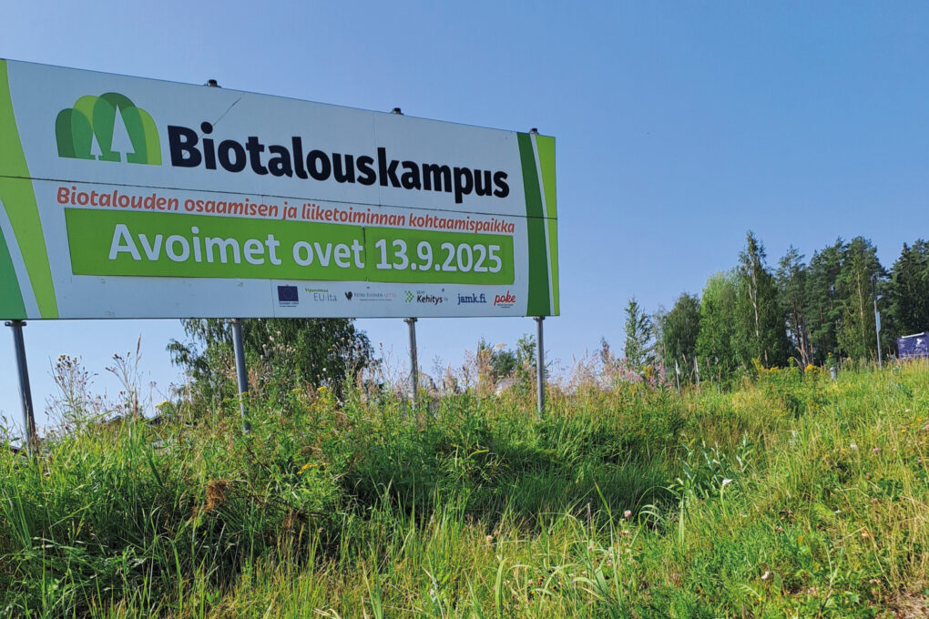 Biotalouskampus kyltti pellonreunassa avoimista ovista 13.9.2025