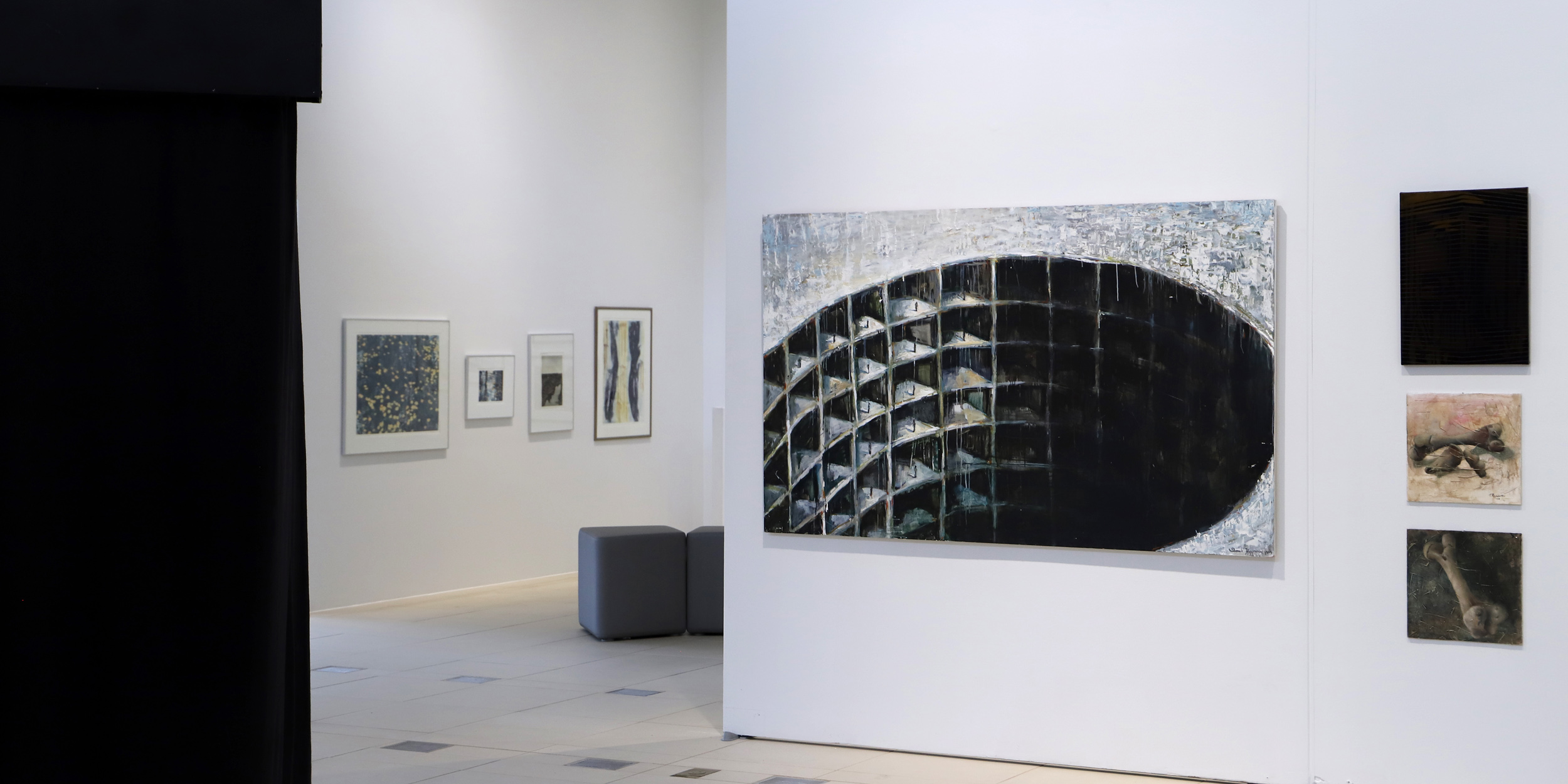 Teoksia Beda, Katri ja Aune Heralan säätiön sekä Saarijärven Mannilan Taidesäätiön kokoelmista Taideperinnön vaalijat -näyttelyssä. Kuva: SM / JT.