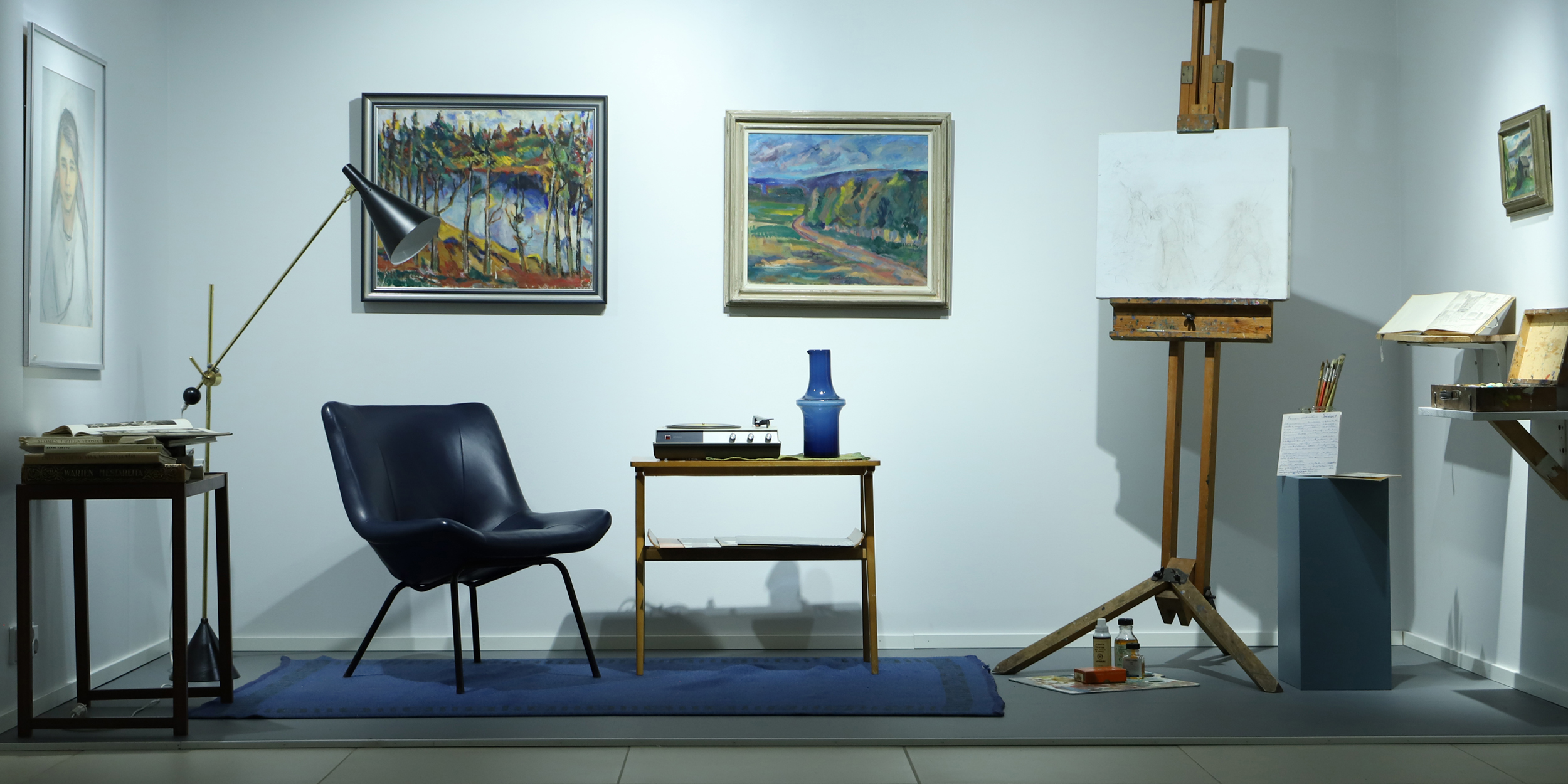 Heralan talon kalusteilla, esineillä ja Aune Heralan taiteella tehty interiööri. Kuva: SM / JT.