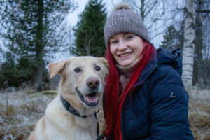 Lemmikkiystävällinen Saarijärvi hankkeen koordinaattori Emilia Leppämäki ja Hessu koira lähikuva