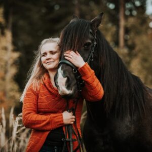 Mari Saarinen hevosen kanssa