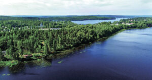 Ilmakuva Lumperonharjun raivaamattomista omakotitonteista järven rannalla