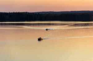 Kaksi soutuvenettä järvellä ilta-auringossa