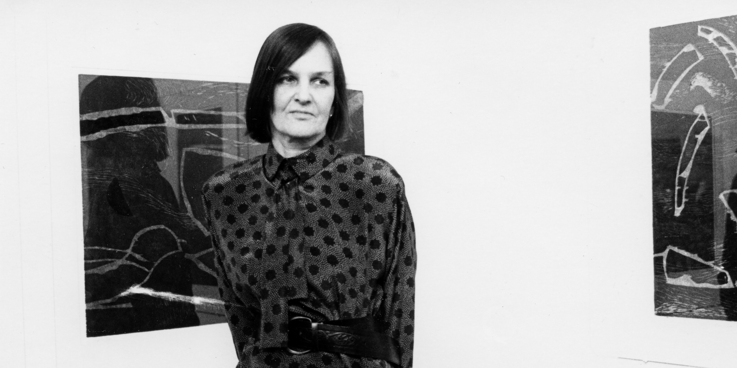 Taidegraafikko Anneli Klemola näyttelynsä avajaisissa JT-galleriassa Jyväskylässä vuonna 1989. Kuva: Yksityisarkisto.