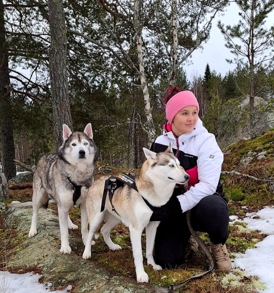 Nainen kahden koiran kanssa talvella