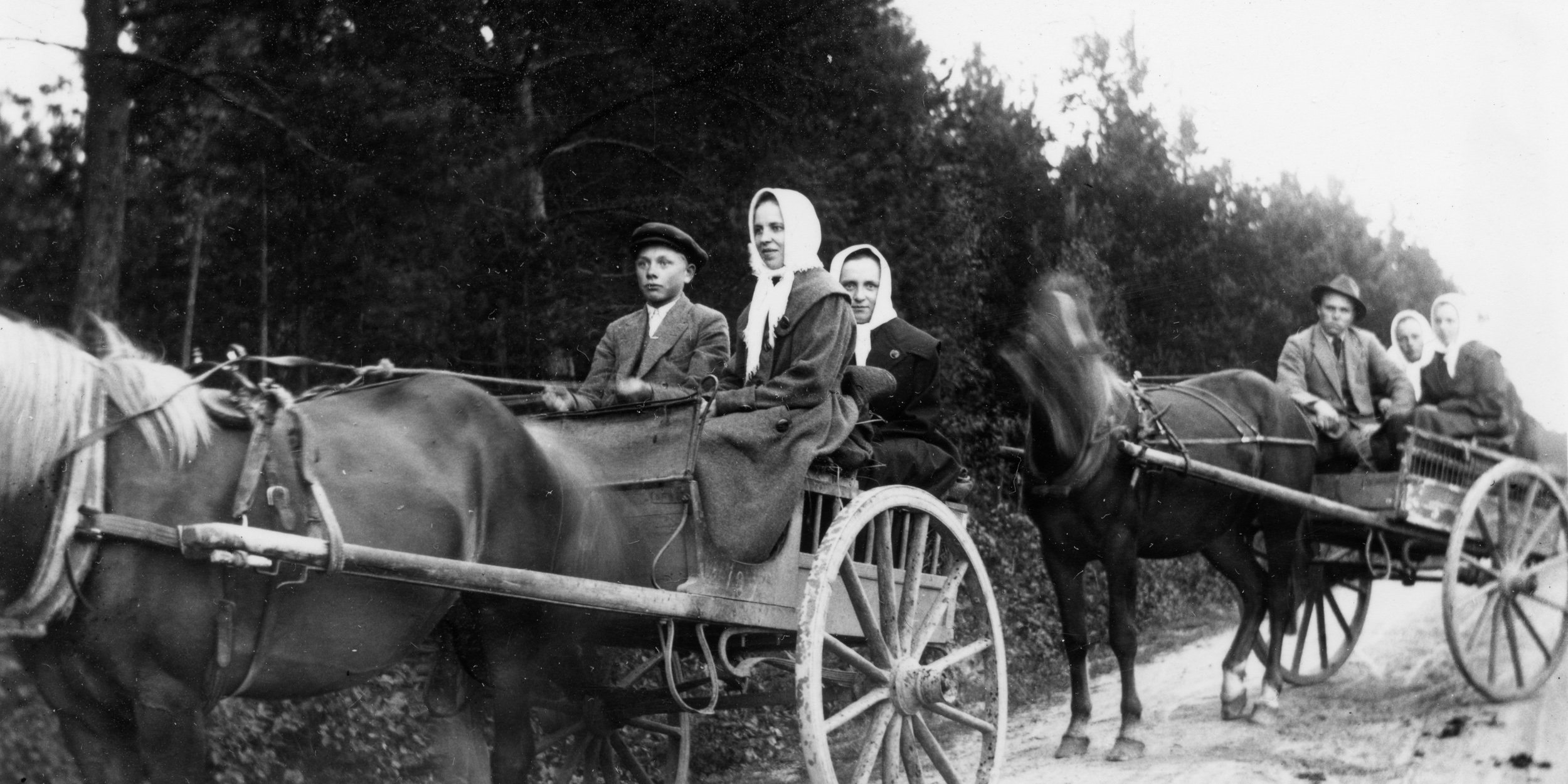 Lanneveden kyläläisiä hevosten kyydissä n. vuonna 1920. Kuvaajaa lähimmän hevosen ohjaksissa Aatto Keskustalo. Kuva: Tatu Hänninen, Saarijärven museon kuva-arkisto.